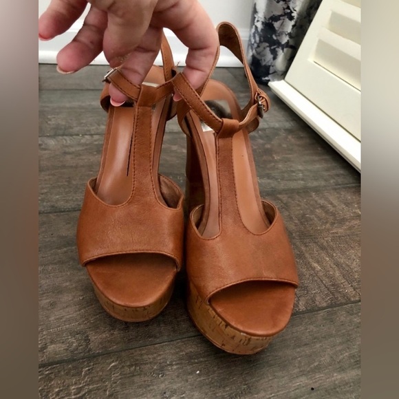 DOLCE VITA Baxter Leather Platform T-Strap | Size: 6.5 - Picture 3 of 7